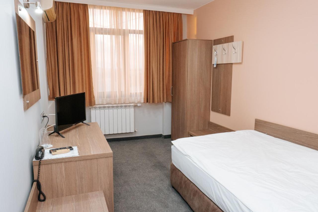Hotel Tundzha - Renovated! Ямбол Экстерьер фото