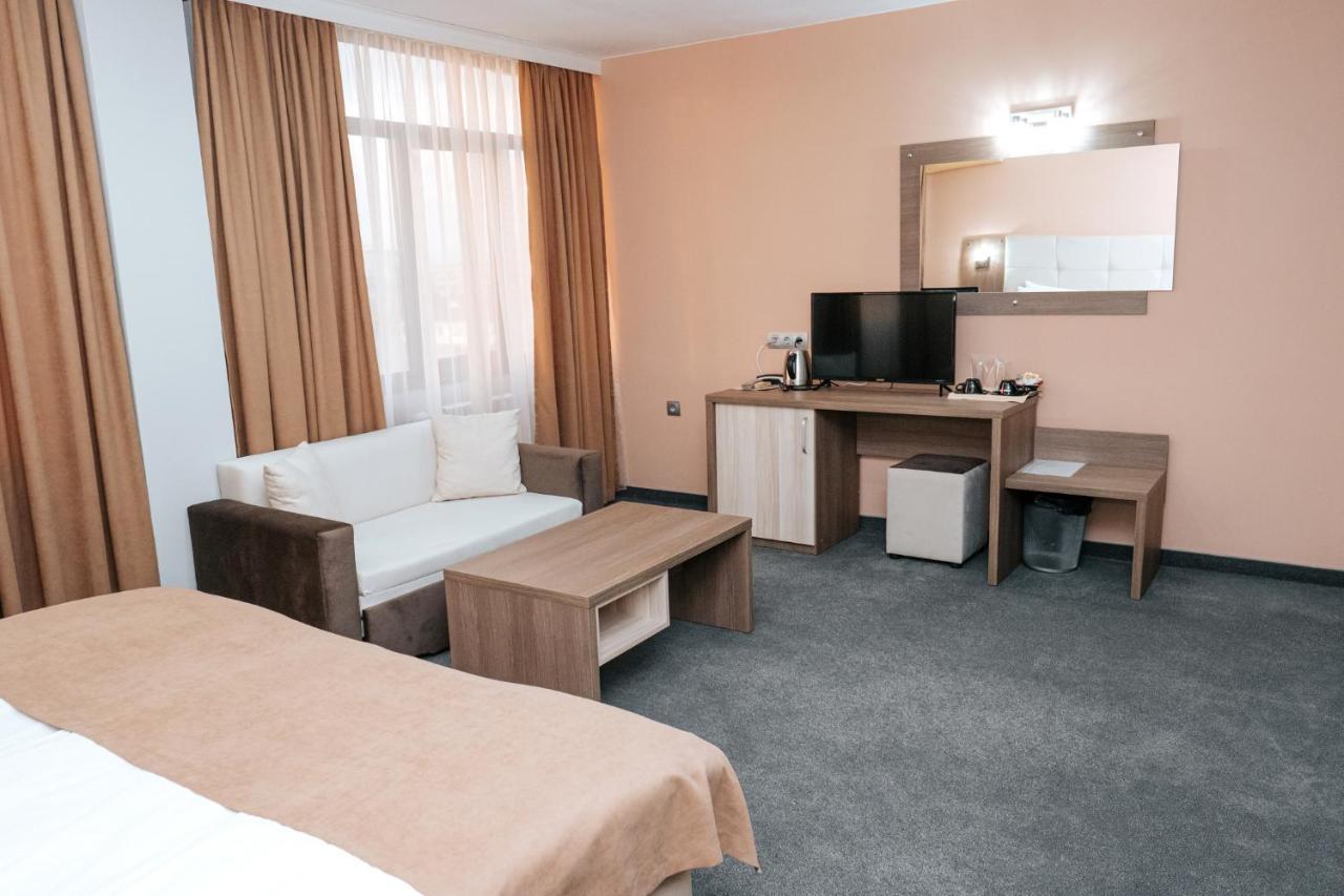 Hotel Tundzha - Renovated! Ямбол Экстерьер фото