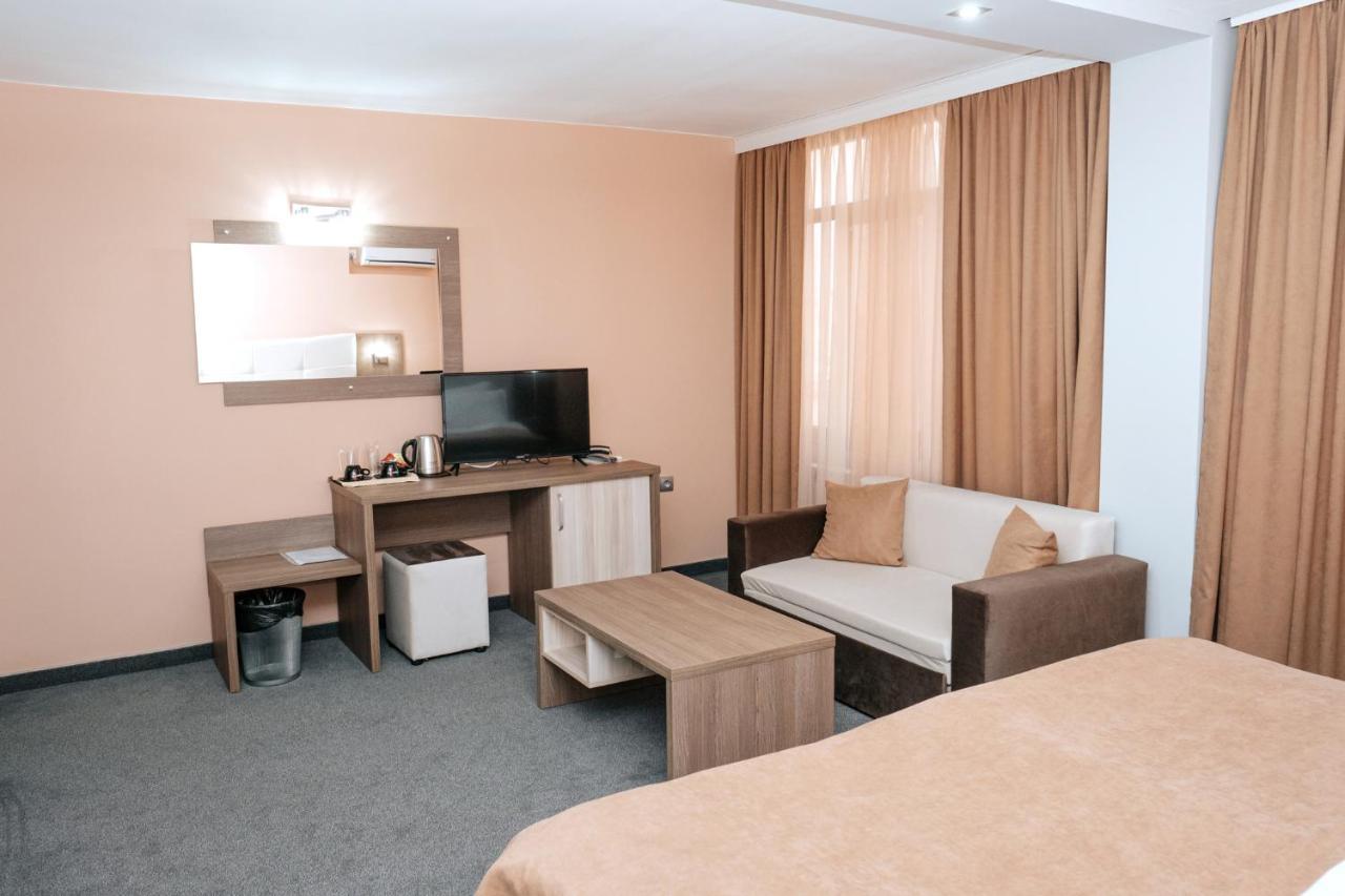 Hotel Tundzha - Renovated! Ямбол Экстерьер фото
