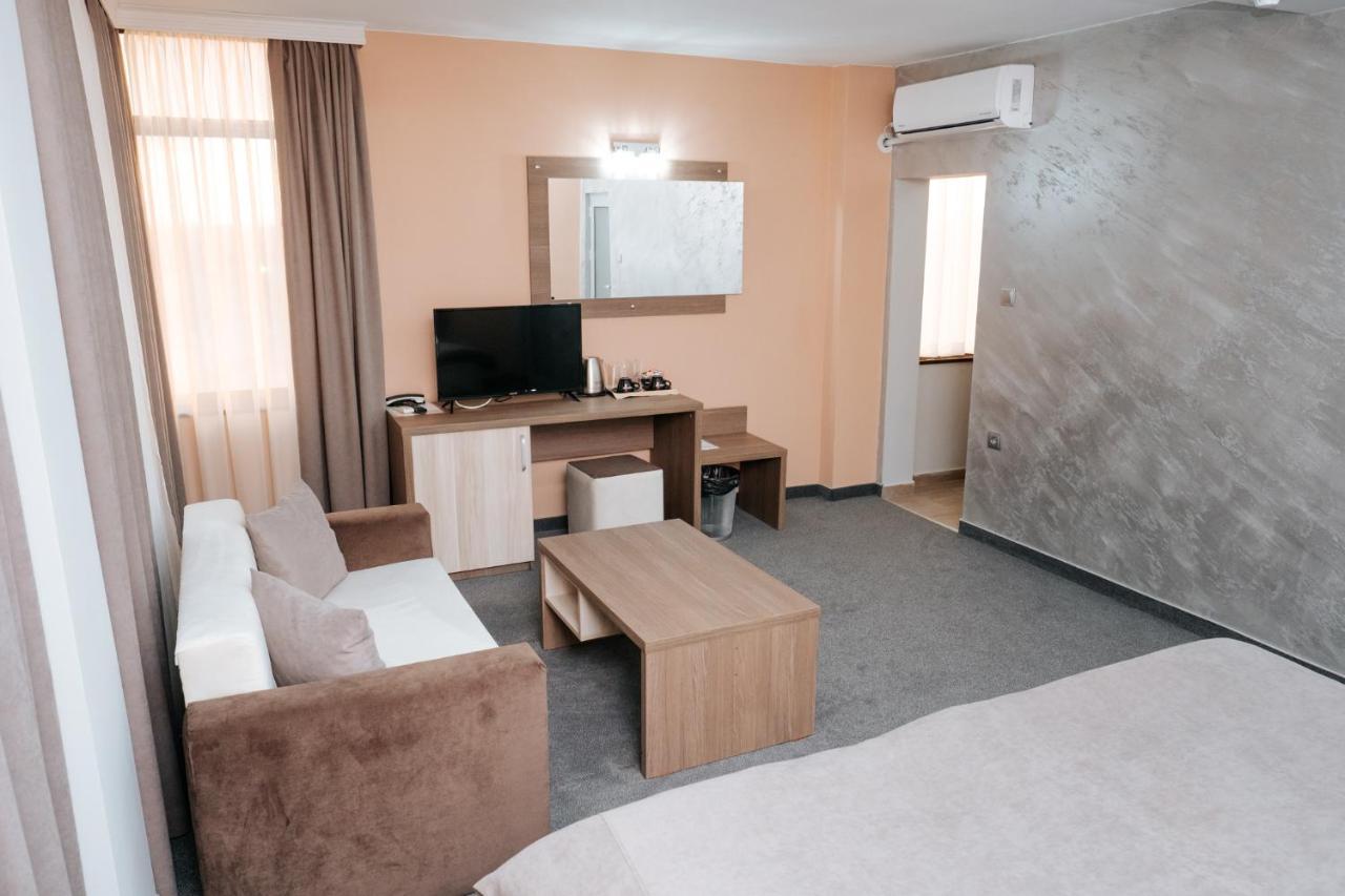 Hotel Tundzha - Renovated! Ямбол Экстерьер фото