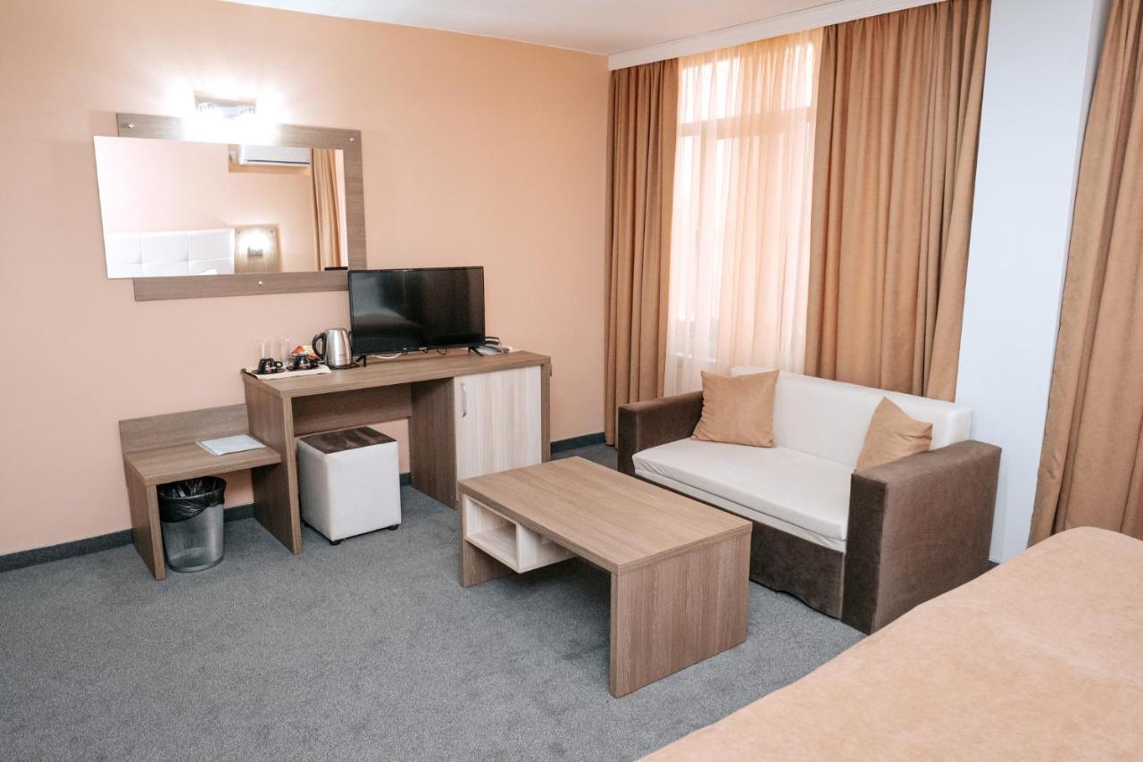 Hotel Tundzha - Renovated! Ямбол Экстерьер фото