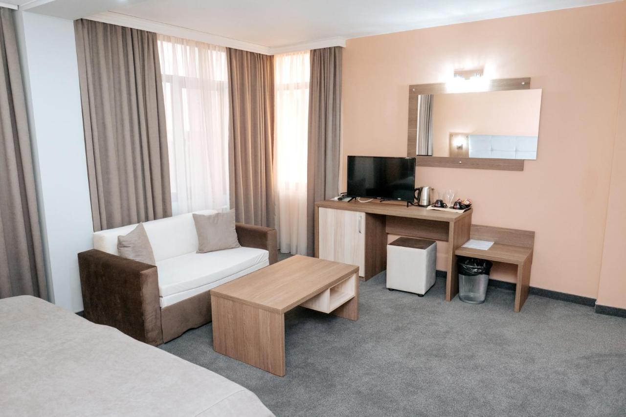 Hotel Tundzha - Renovated! Ямбол Экстерьер фото
